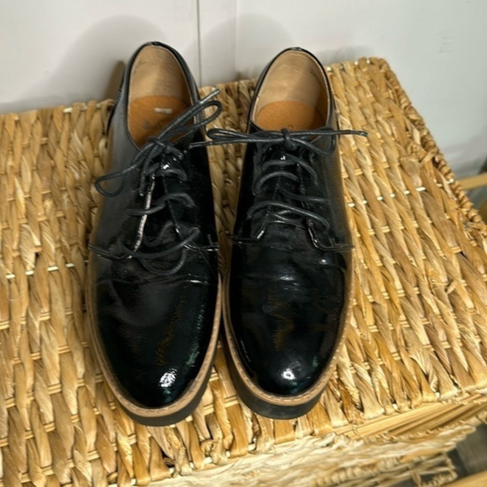 Chinese‎ Laundry black, patent leather loafer with small platform size 8.5